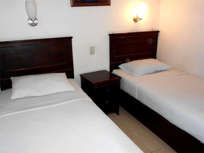 Oyo 1030 Hotel Bumi Asih Medan Buitenkant foto