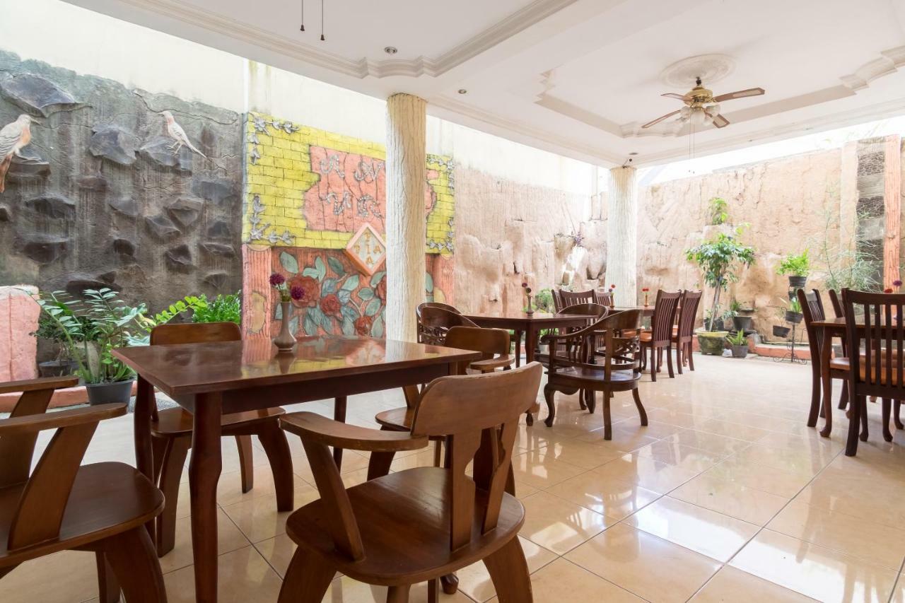 Oyo 1030 Hotel Bumi Asih Medan Buitenkant foto